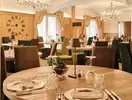 Elegancka restauracja w Salvadori z nakrytymi stołami