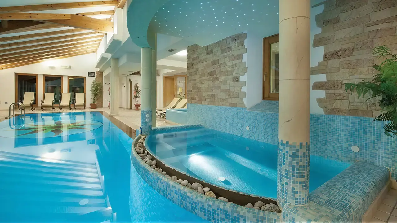Kryty basen i jacuzzi w Salvadori