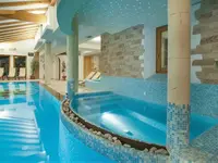Kryty basen i jacuzzi w Salvadori