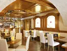 Wnętrze restauracji w Salvadori z białymi krzesłami