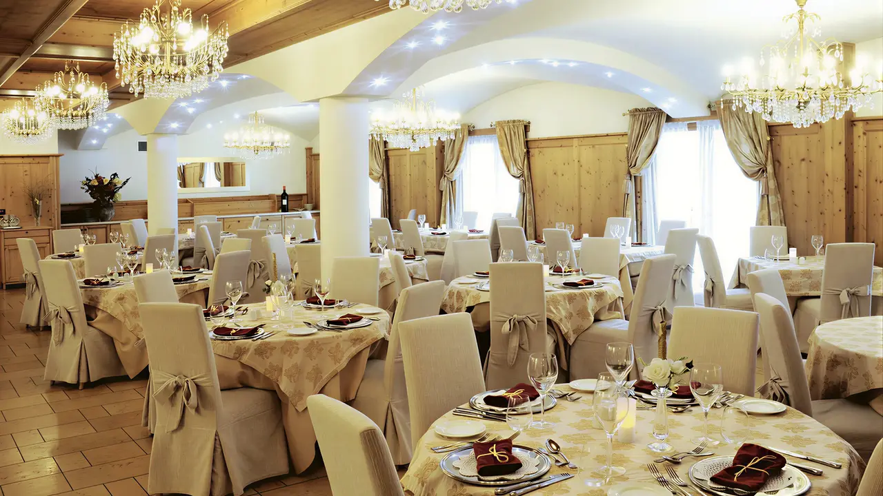 Elegancka restauracja w Salvadori z nakrytymi stołami