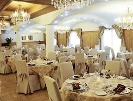Elegancka restauracja w Salvadori z nakrytymi stołami