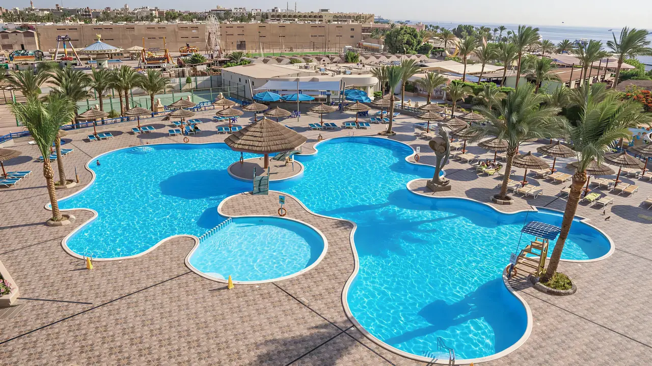 Basen przy hotelu Sea Gull Beach Resort