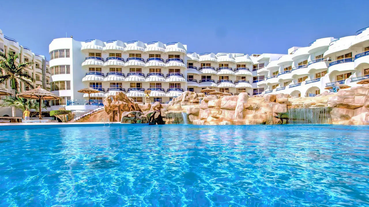 Basen przy hotelu Sea Gull Beach Resort