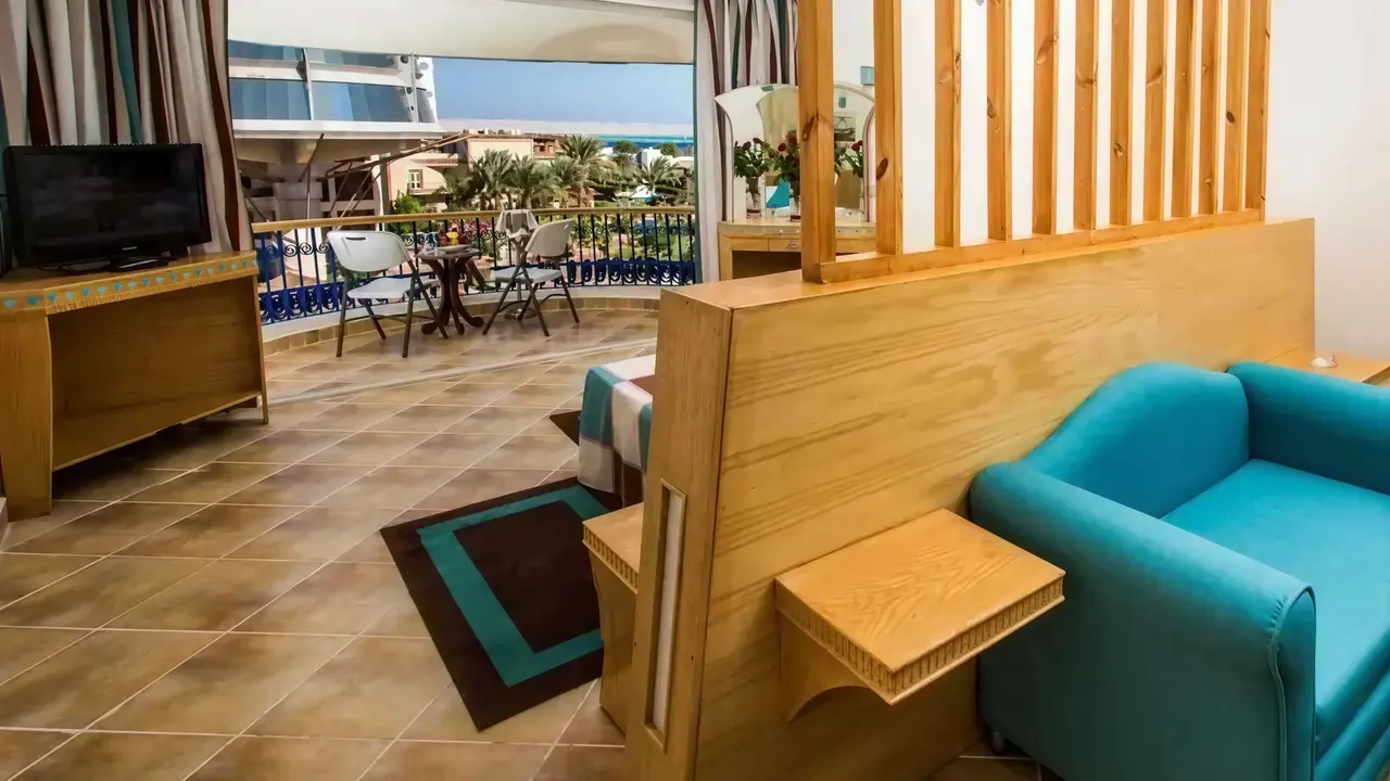 Wnętrze pokoju z tarasem w Sea Gull Beach Resort