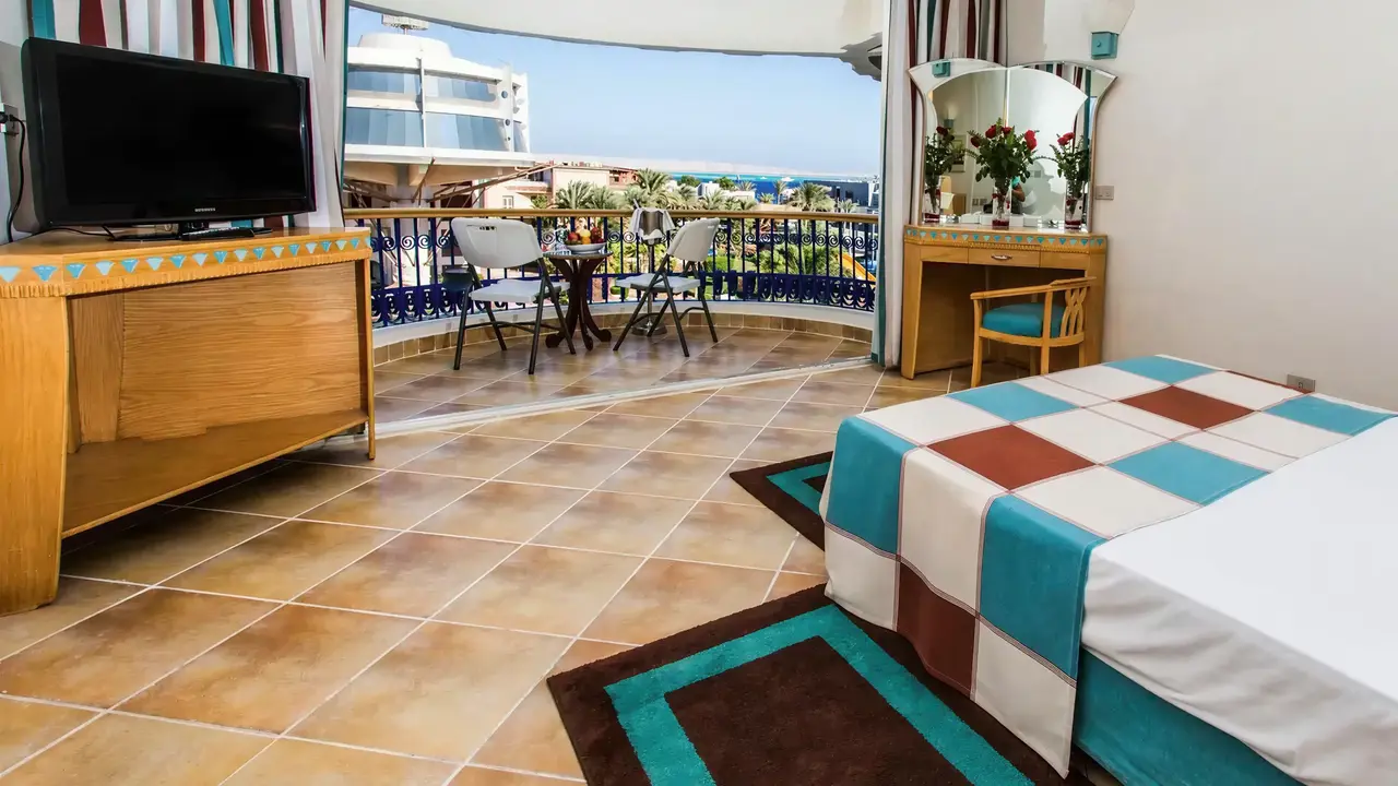Wnętrze pokoju z tarasem w Sea Gull Beach Resort