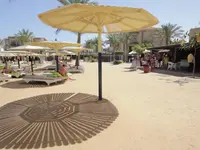 Strefa plażowa z leżakami przy Sea Gull Beach Resort