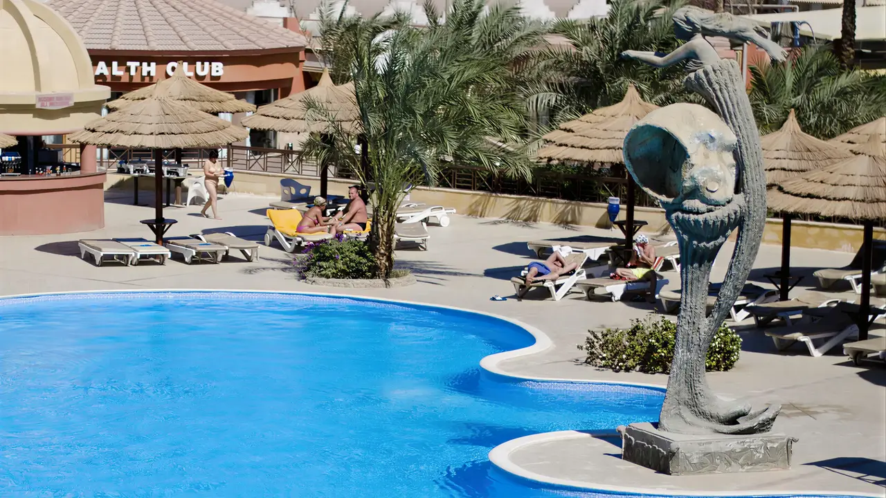 Basen z leżakami w Sea Gull Beach Resort