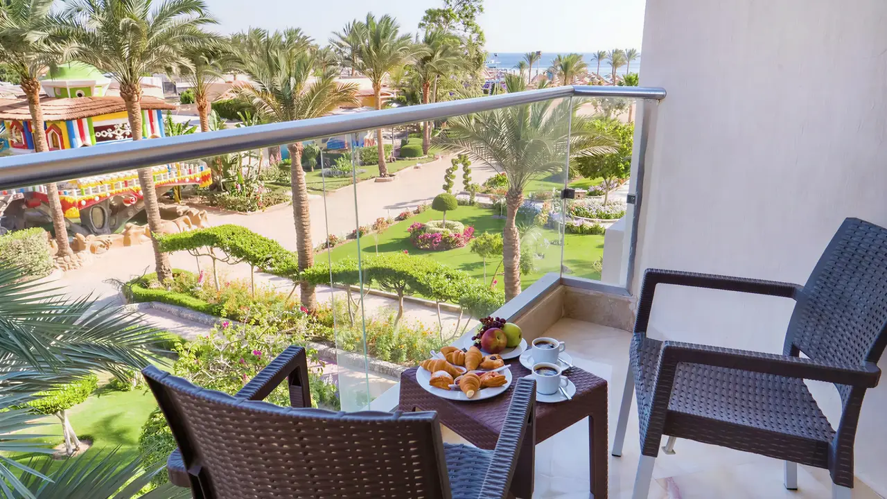Balkon pokoju w Sea Gull Beach Resort