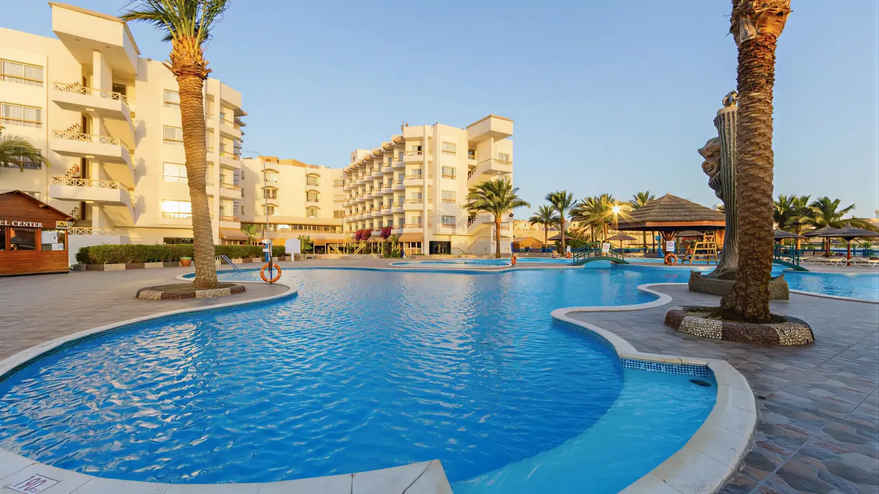 Basen przy hotelu Sea Gull Beach Resort