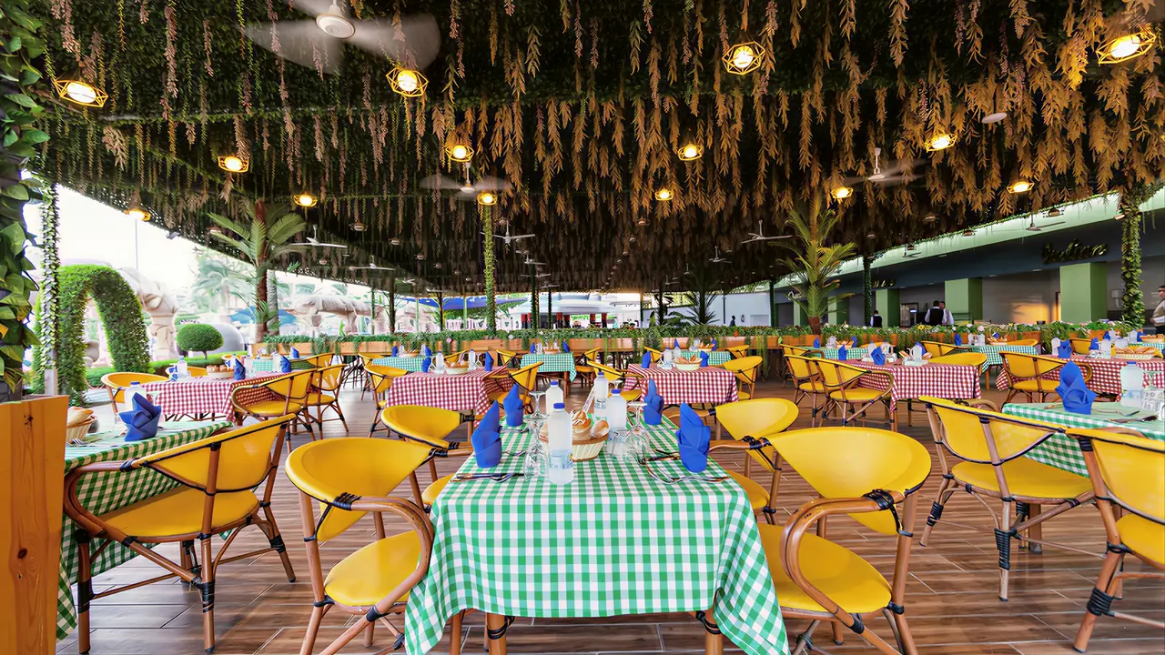 Restauracja z nakrytymi stołami w Sea Gull Beach Resort