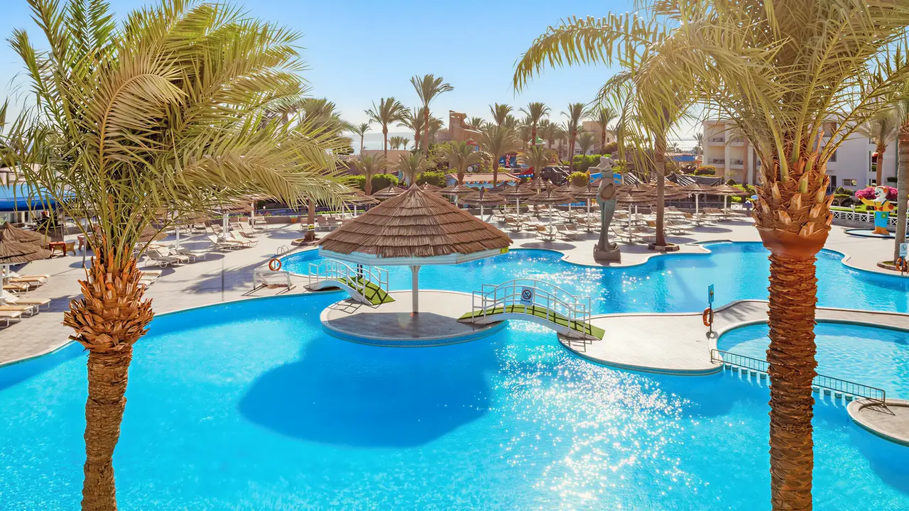 Basen przy hotelu Sea Gull Beach Resort