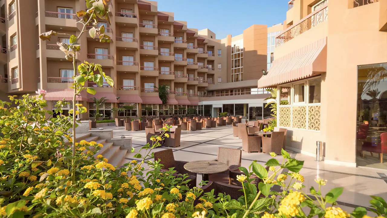 Dziedziniec i fasada hotelu Sea Gull Beach Resort