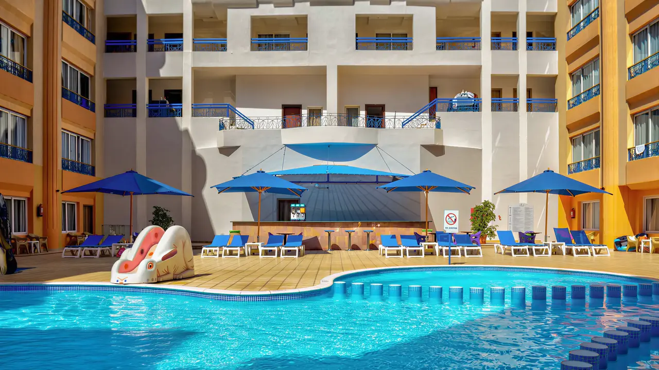 Basen przy hotelu Sea Gull Beach Resort