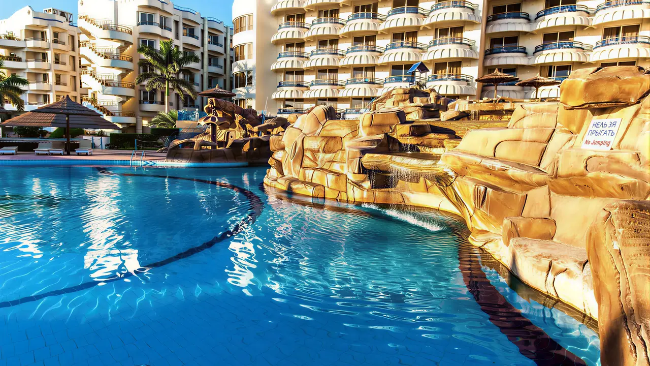Basen z dekoracyjnymi skałami w Sea Gull Beach Resort
