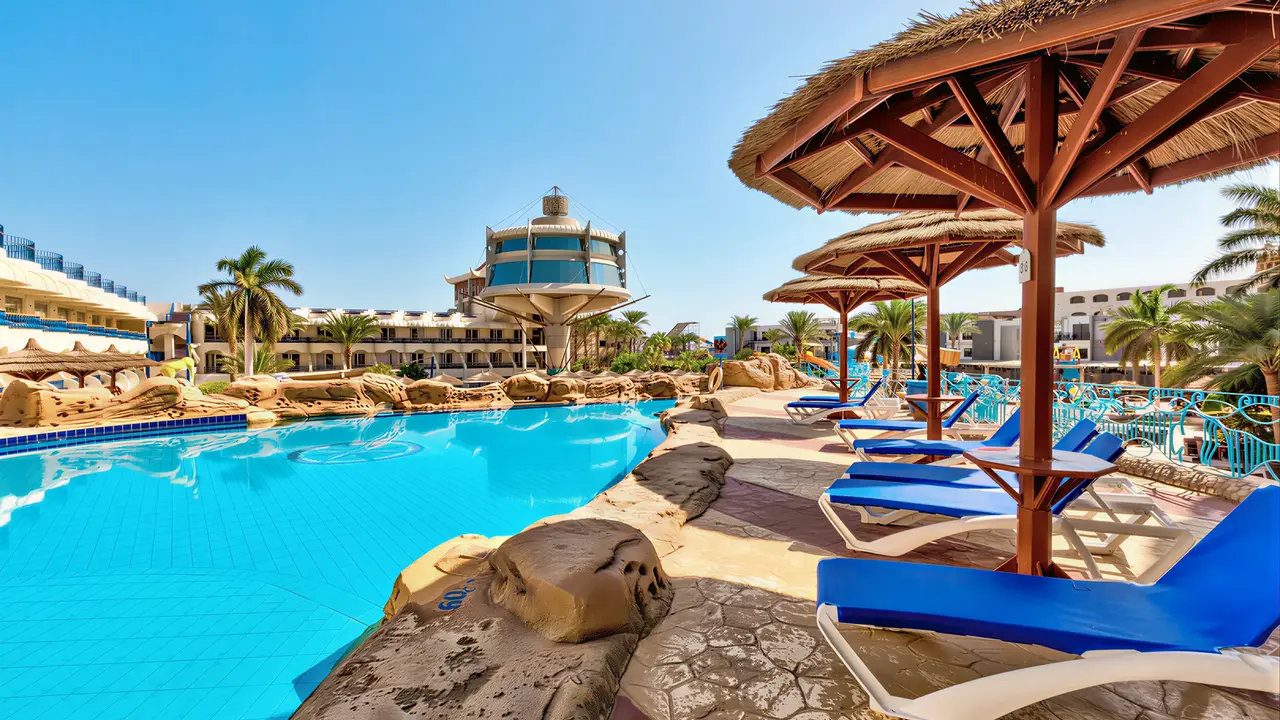 Basen przy hotelu Sea Gull Beach Resort