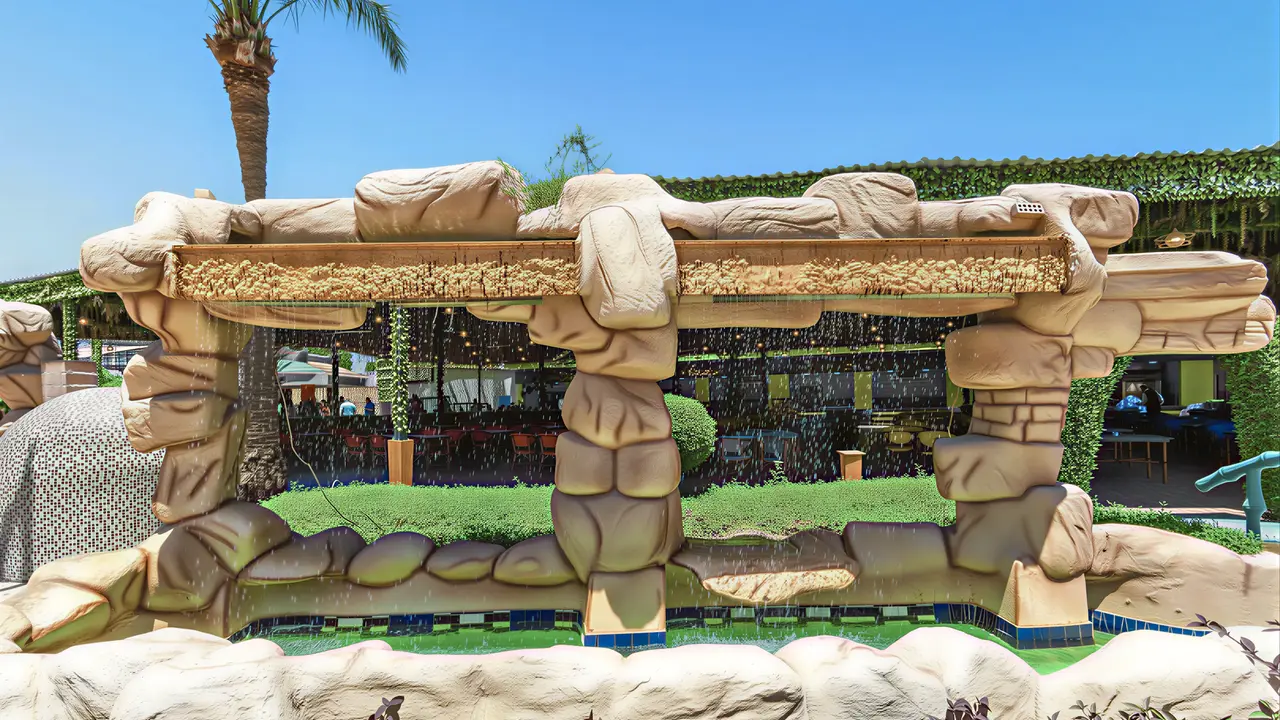 Dekoracyjna fontanna w ogrodzie Sea Gull Beach Resort