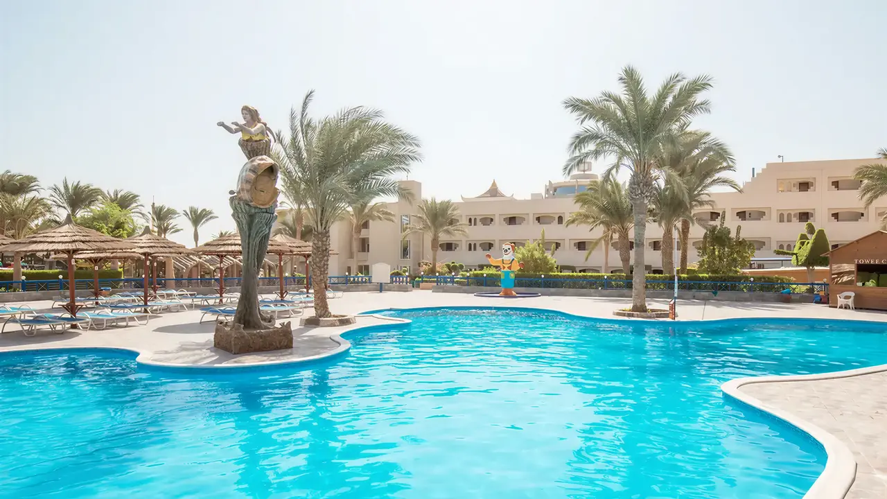 Basen przy hotelu Sea Gull Beach Resort