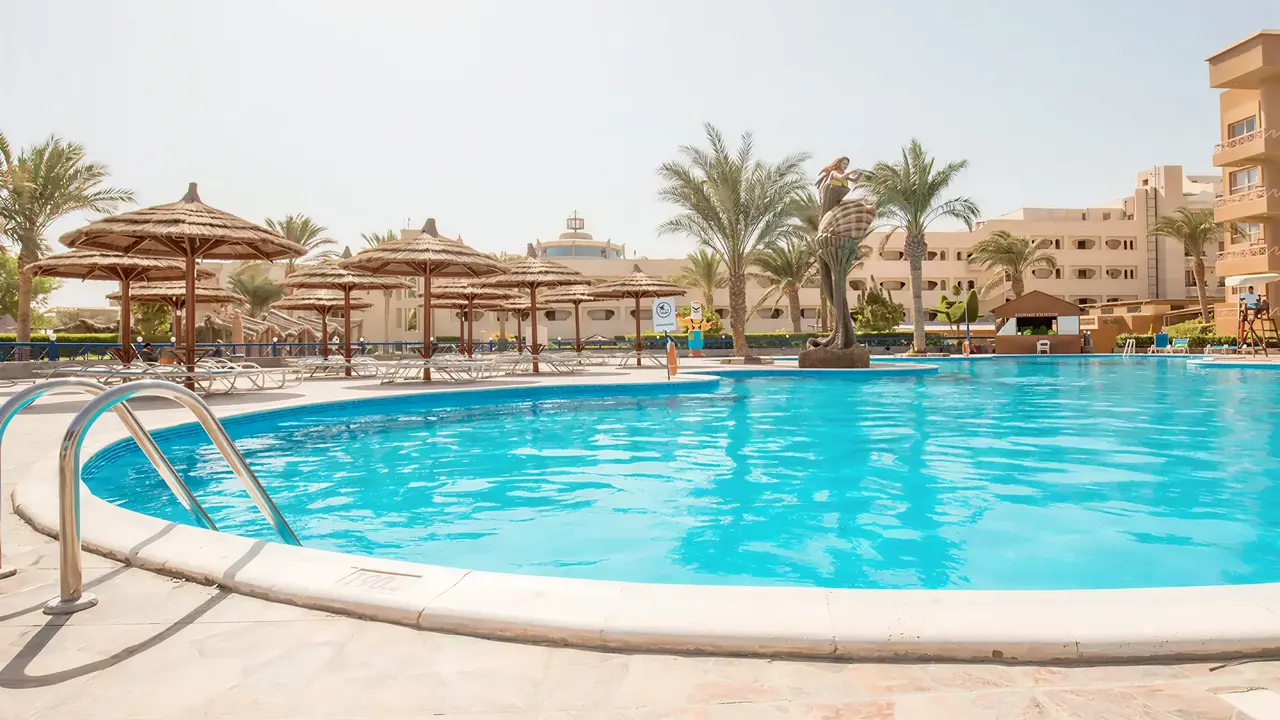 Basen przy hotelu Sea Gull Beach Resort