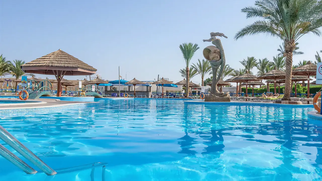 Basen przy hotelu Sea Gull Beach Resort