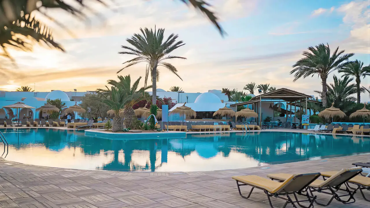 Basen i leżaki w hotelu Seabel Rym Beach Club