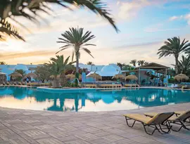 Basen i leżaki w hotelu Seabel Rym Beach Club
