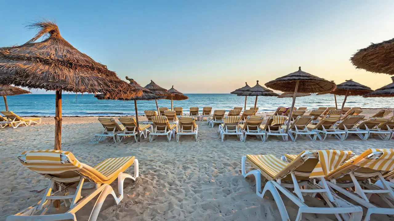 Plaża z leżakami i parasolami w Seabel Rym Beach Club