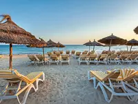 Plaża z leżakami i parasolami w Seabel Rym Beach Club