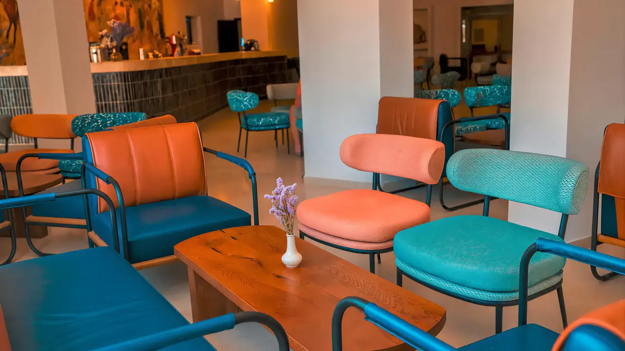 Wnętrze z kolorowymi fotelami w Seabel Rym Beach Club