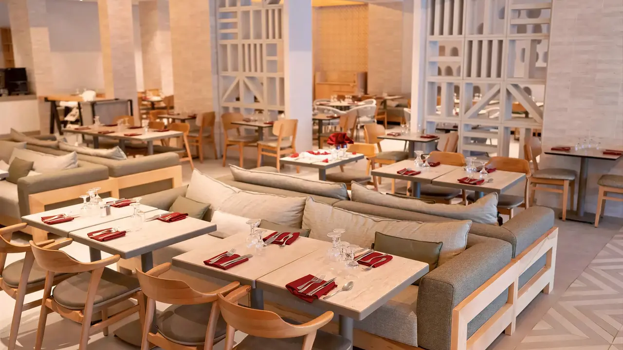 Restauracja w Seabel Rym Beach Club z ustawionymi stolikami