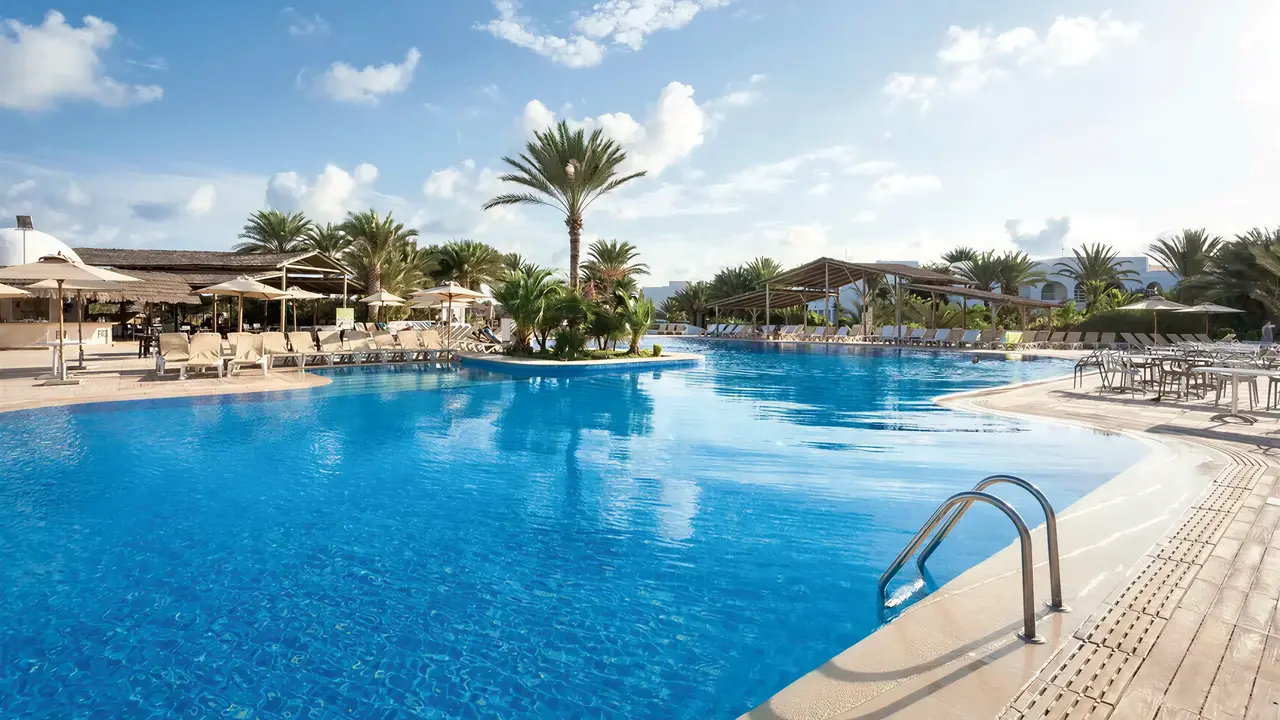 Basen z leżakami w hotelu Seabel Rym Beach Club