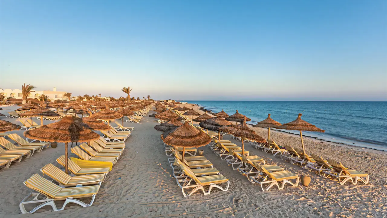 Plaża z leżakami i parasolami w Seabel Rym Beach Club