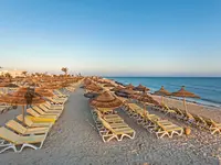 Plaża z leżakami i parasolami w Seabel Rym Beach Club