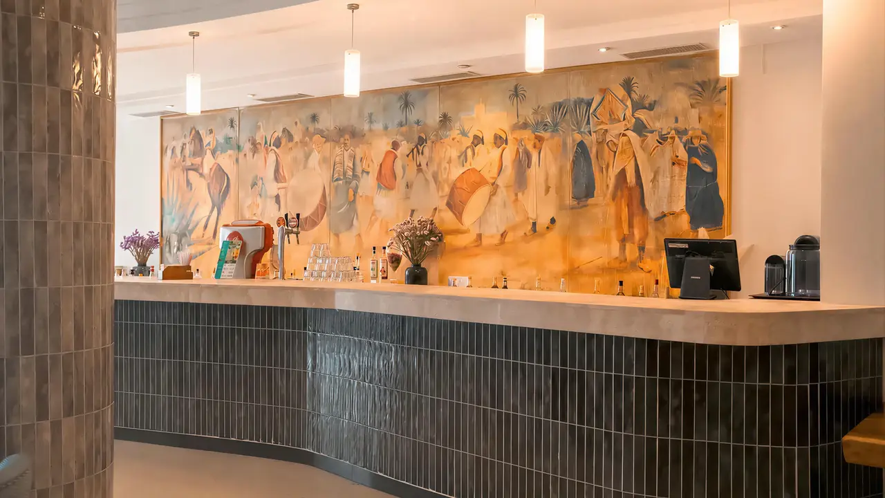 Bar z dużym obrazem w Seabel Rym Beach Club
