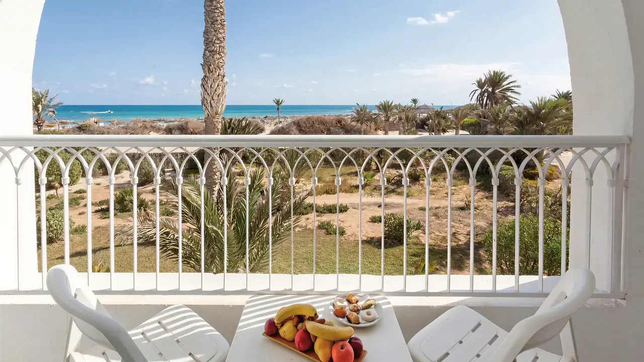 Balkon z widokiem na morze w Seabel Rym Beach Club