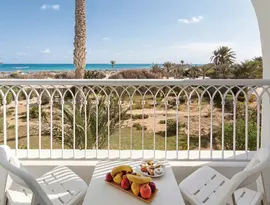 Balkon z widokiem na morze w Seabel Rym Beach Club