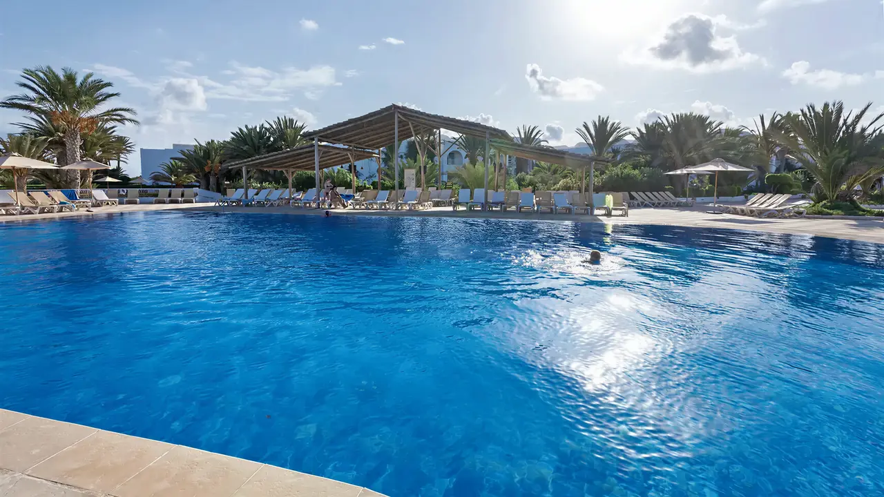 Basen z leżakami w Seabel Rym Beach Club