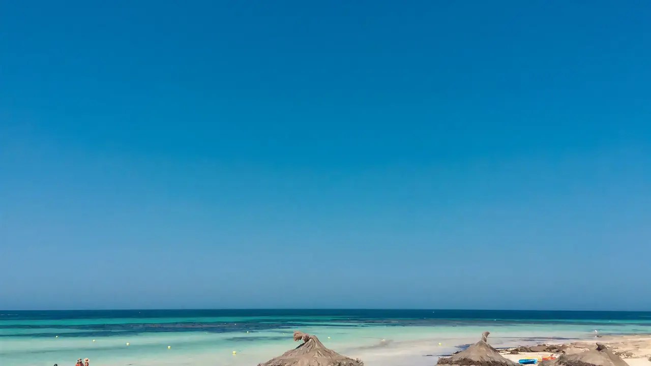 Plaża z parasolami w Seabel Rym Beach Club