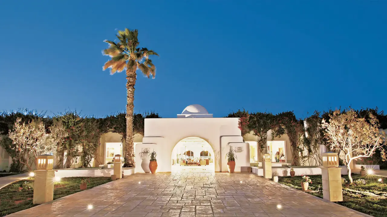 Eleganckie wejście do hotelu Seabel Rym Beach Club wieczorem