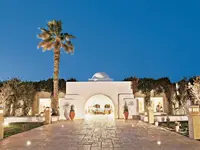 Eleganckie wejście do hotelu Seabel Rym Beach Club wieczorem