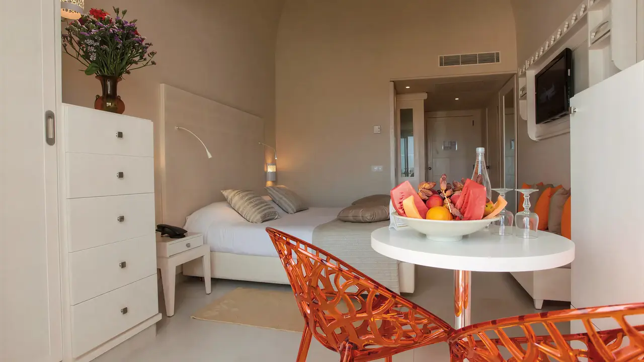 Wnętrze pokoju z łóżkiem w Seabel Rym Beach Club