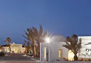 Wejście do hotelu Seabel Rym Beach Club z białą fasadą