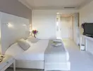 Jasny pokój z łóżkiem w Seabel Rym Beach Club