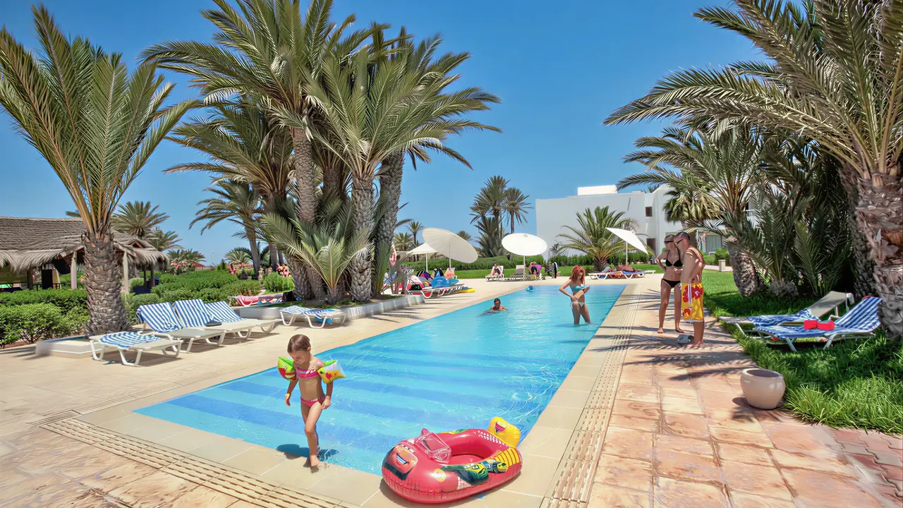 Basen z leżakami w Seabel Rym Beach Club