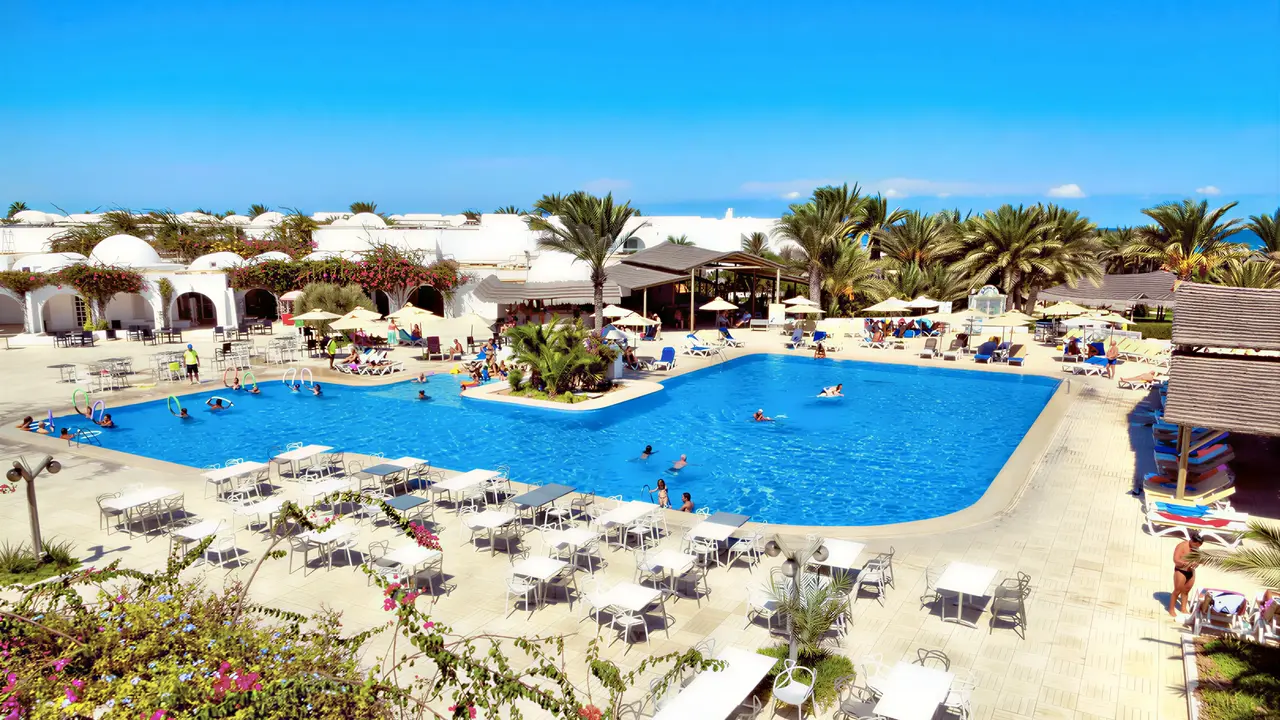 Basen z leżakami w hotelu Seabel Rym Beach Club