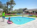 Basen i strefa wypoczynku w Seabel Rym Beach Club