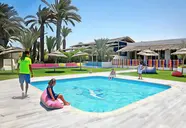 Basen i strefa wypoczynku w Seabel Rym Beach Club