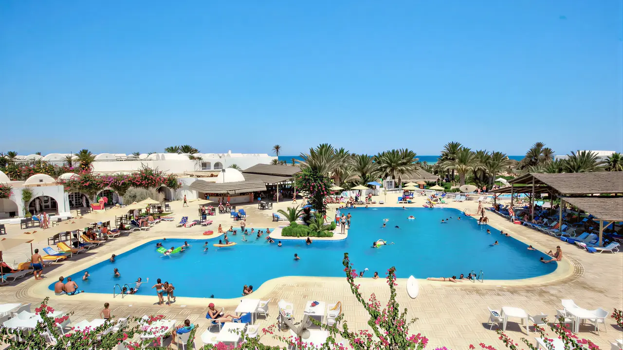 Basen z leżakami w Seabel Rym Beach Club