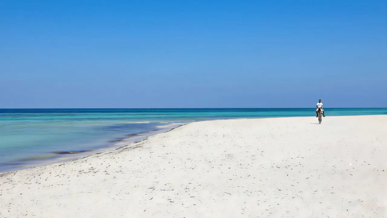 Biała plaża i turkusowe morze w Seabel Rym Beach Club