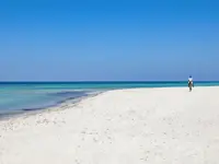 Biała plaża i turkusowe morze w Seabel Rym Beach Club